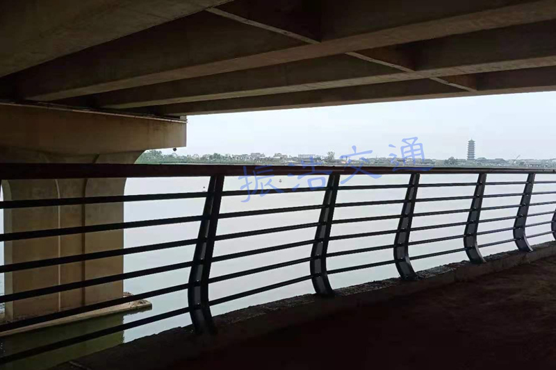 نرده محافظ رودخانه
