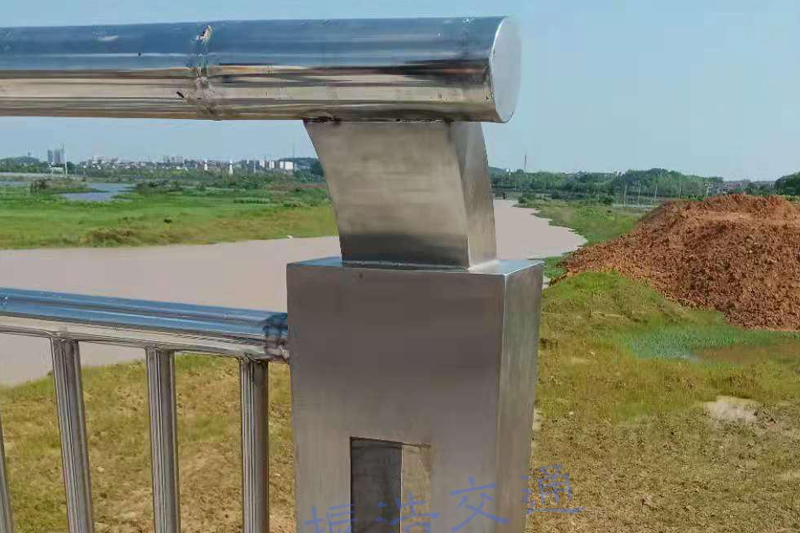 نرده محافظ رودخانه