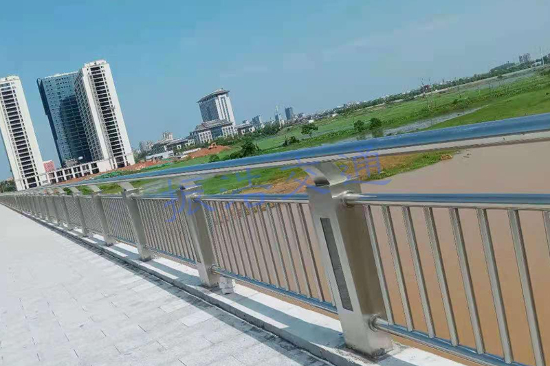 نرده محافظ رودخانه